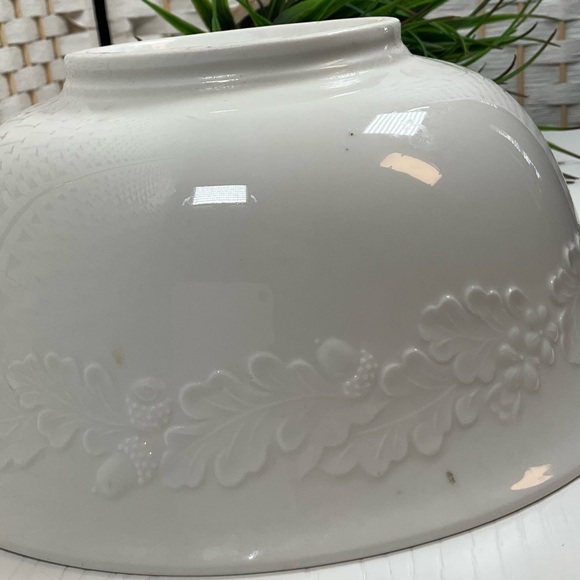 Preloved MSE White Embossed Acorn Salad Serving Bowl Ceramic - Picture 5 of 7